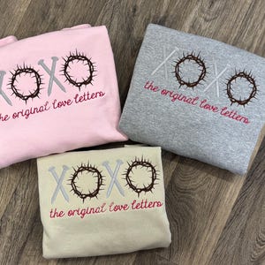 Camisa bordada con letras de amor originales/ Camisa bordada/ Camisa con letras de amor originales/ Sudadera Gildan/ Camisa de Pascua
