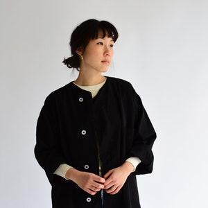 veste noire vintage à smocks Artist avec boutons sur le côté Chemise unisexe en coton surteinte Années 50 Fabriqué aux États-Unis M L TG image 8