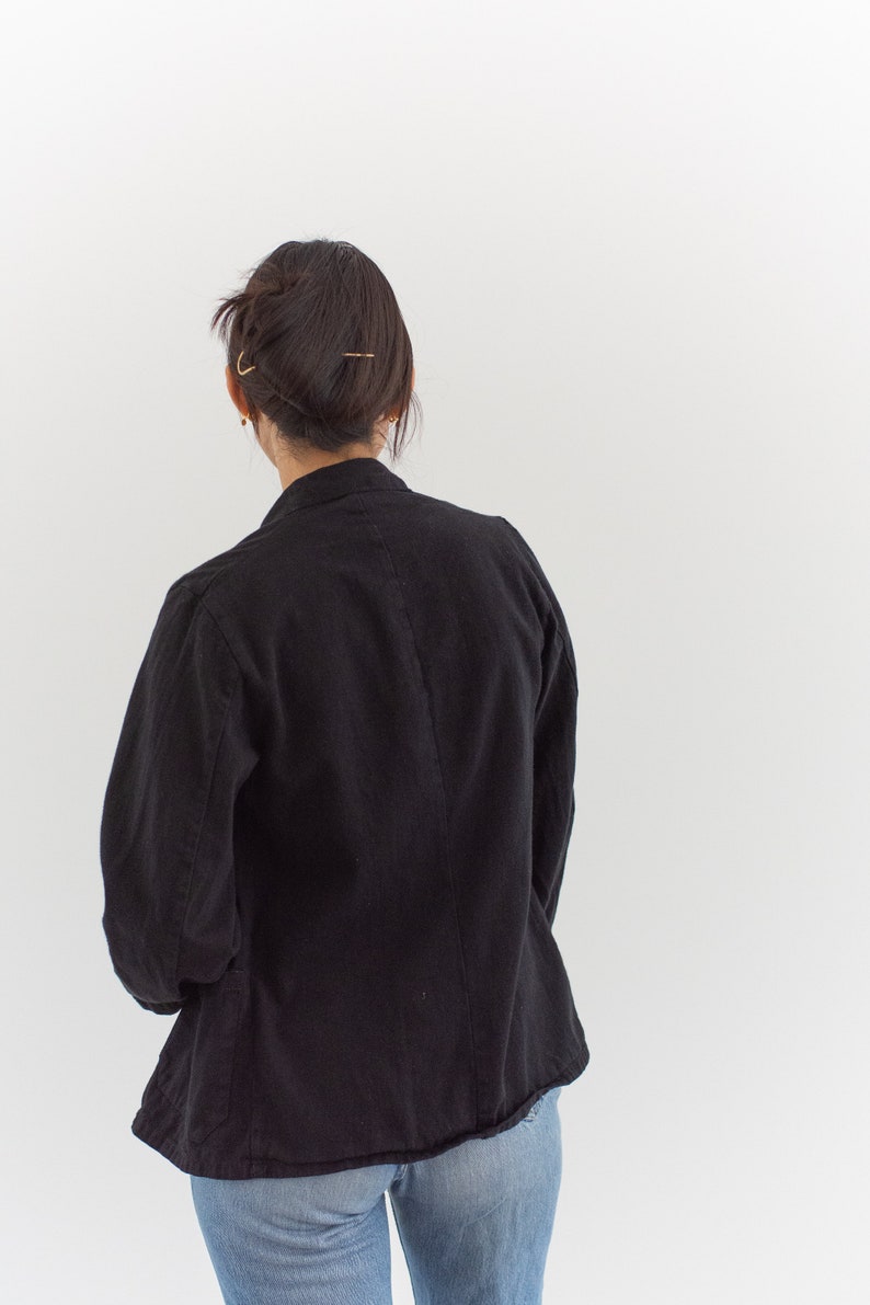 Op de afbeelding: Een persoon draagt ​​een zwart blazer en een blauwe jeans. De blazer heeft een ontspannen pasvorm en een licht ingekorte lengte.