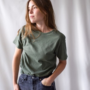 Das Segeltuch T-Shirt | Rotes T-Shirt | Olivgrün Baumwolle Rundhals-T-Shirt | Washed Deadstock | S M