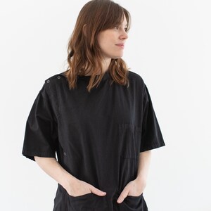 ウェンダル スモック (ブラック) | ヴィンテージ ユニセックス 60 年代 サイド スナップ オーバーダイ ペインター シャツ | ユニセックス 半袖 スタジオ チュニック | アーティスト スモック | M L |