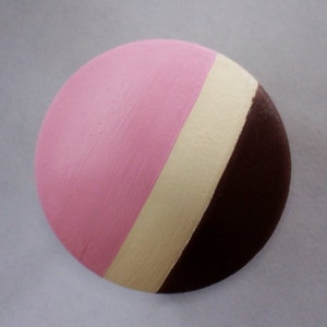 1.5 in Neapolitan knobs and pulls for dresser drawers and cabinets.  Perfect for the bedroom, playroom, office or kitchen!!