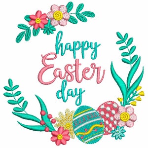 Puede incluir: Texto "Feliz Día de Pascua" en fuente rosa con una corona floral verde a su alrededor. La corona tiene flores rosas, amarillas y blancas y hojas verdes. Hay tres huevos de Pascua en la parte inferior de la corona, uno es rosa y blanco, uno es azul y amarillo, y uno es azul y verde.