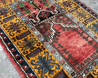 Handmade Oushak Turkish Prayer Rug: Vintage Anatolian Design (3’4x4’9)