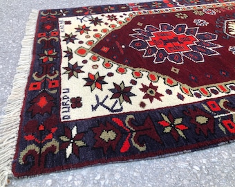 Vintage Turkish Prayer Rug: Handmade Anatolian Wool Rug (2'9x3'11)