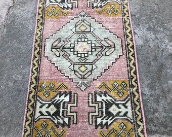ヴィンテージ トルコ ウシャク ラグ：小さなウール アナトリアン マット (1'8x3'2)