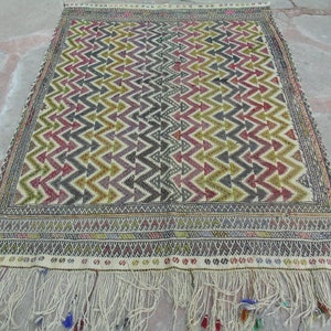 Vintage Handwoven Turkish Kilim Rug: Wool Anatolian Tribal Design (4&#39;3x5&#39;9)