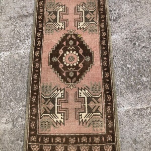 Vintage Turkish Oushak Rug: Bohemian Entry Rug (1’7x3’7)