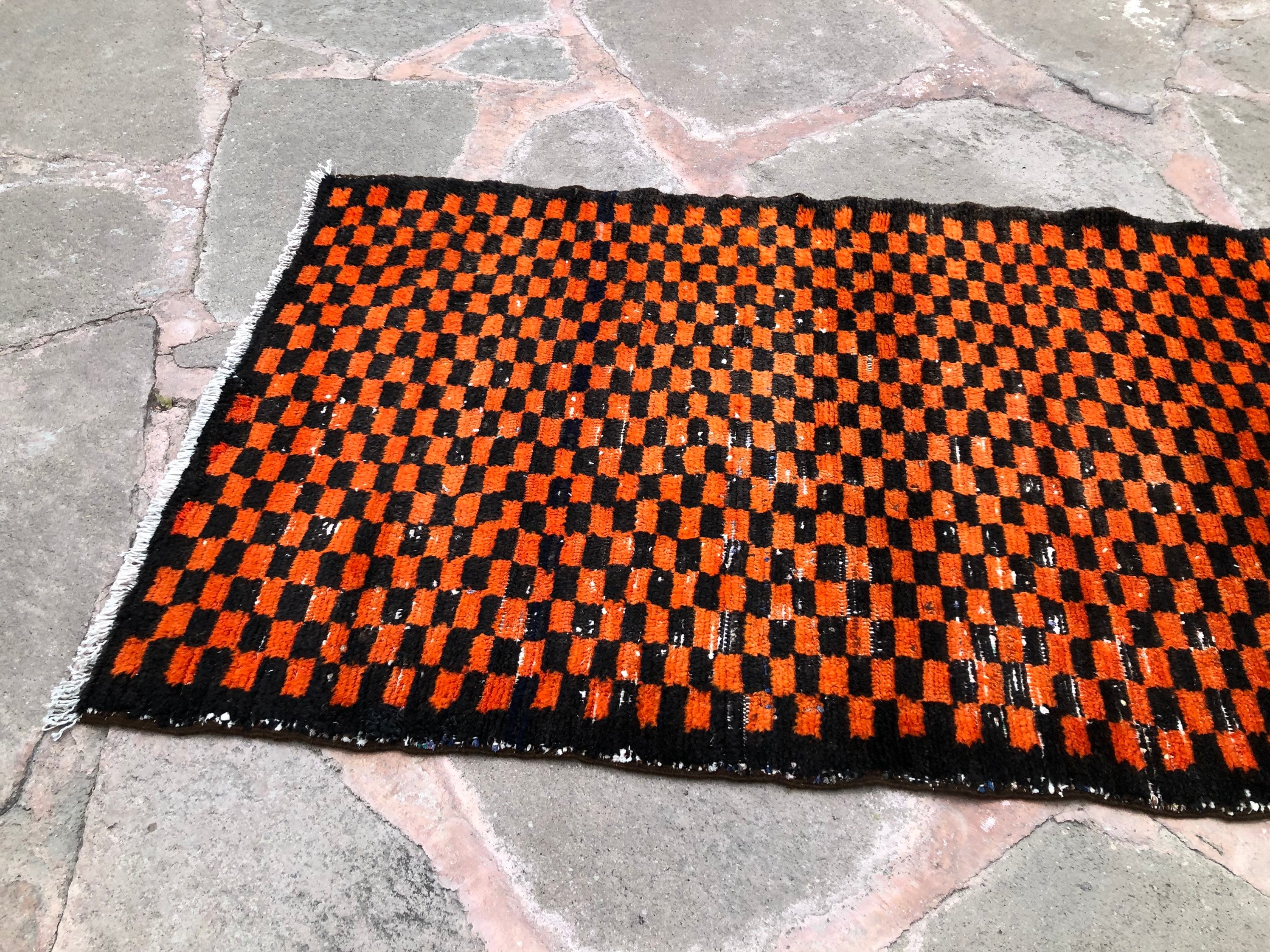 モロッコ ヴィンテージ ラグ レッド×オレンジ 169×116cm チェック柄 ヴィンテージ モロッコ ベルベルラグ、オレンジ＆ブラック チェック柄