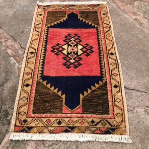 Handmade Turkish Small Rug: Bohemian Oushak Wool Door Mat (1’8x2’9 feet)