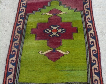 Vintage Handwoven Turkish Prayer Rug: Wool Anatolian Rug (2'9x3'9)