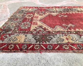Vintage Turkish Prayer Rug: Handmade Wool Anatolian Rug (2’11x3’9)
