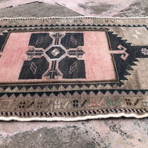 Alfombra Oushak desgastada: pequeña alfombra turca de lana, estilo vintage (1&#39;7x2&#39;9 pies)