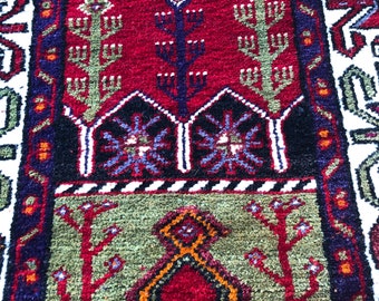 Vintage Turkish Prayer Rug: Handwoven Wool Anatolian Rug (2'8x4'9)