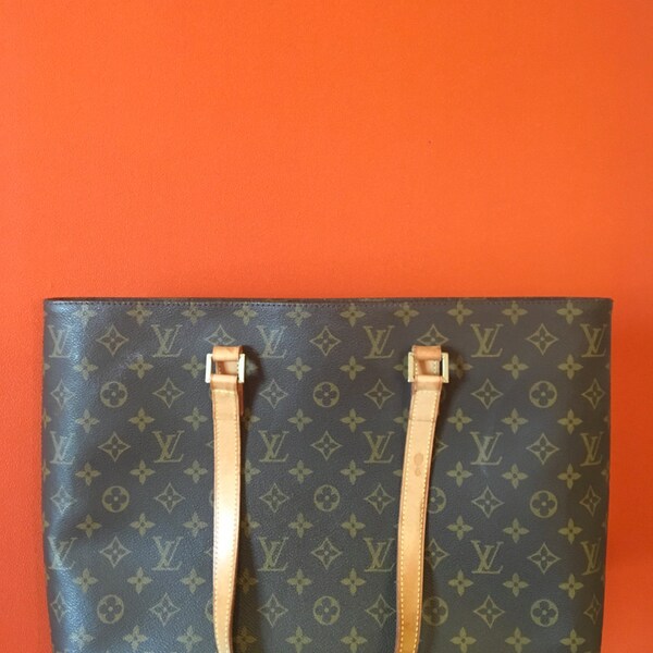 Valentine's Day Sale! Free Shipping until 15th! Was 410usd. Authentic Louis Vuitton Monogram Luco Shoulder Bag