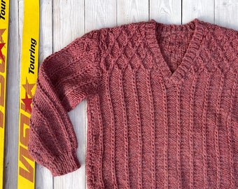 Pull rose pâle chaud fait main des années 80 - Pull nordique confortable à col en V pour femmes tricoté à la main - Vêtements de ski rétro des années 70 en tricot torsadé - Taille moyenne pour femme