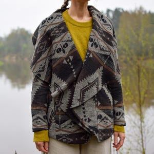Vintage Aztec pattern jacket, Gray retro Navajo pattern overcoat, Bohemian hippie style 70s South Western cape jacket - Women&#39;s MEDIUM size