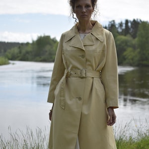 Charming vintage 70s trench coat Minimalist fashion example midi coat Beige women's autumn dust coat image 3