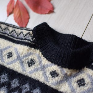 Vintage hand knitted nordic pullover, Women&#39;s handmade 90s jumper, Retro wool Christmas sweater - Women&#39;s MEDIUM size