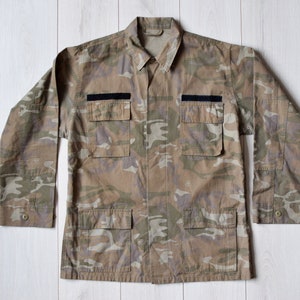 Ein Tarnmuster im Vintage-Stil - Herren T-Shirt in mittlerer Größe