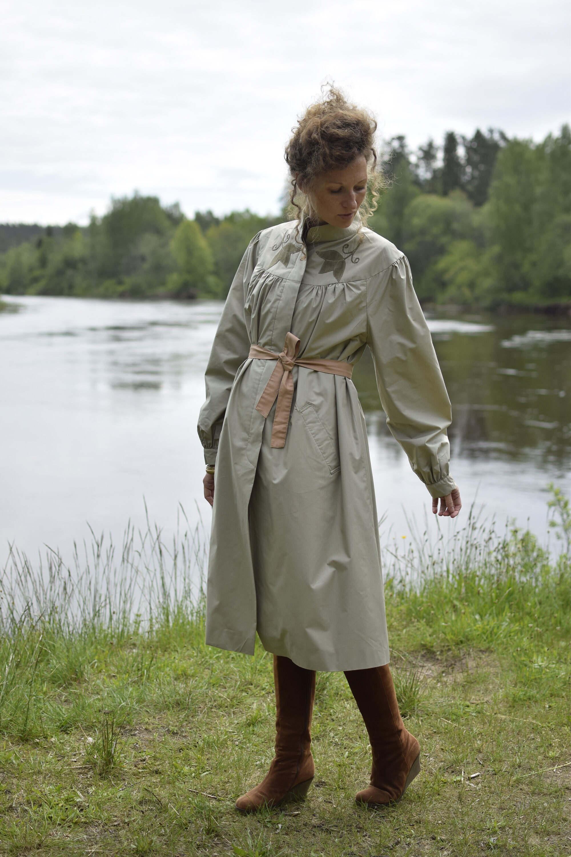 Trench-coat fleuri gris vintage charmant manteau anti-poussière