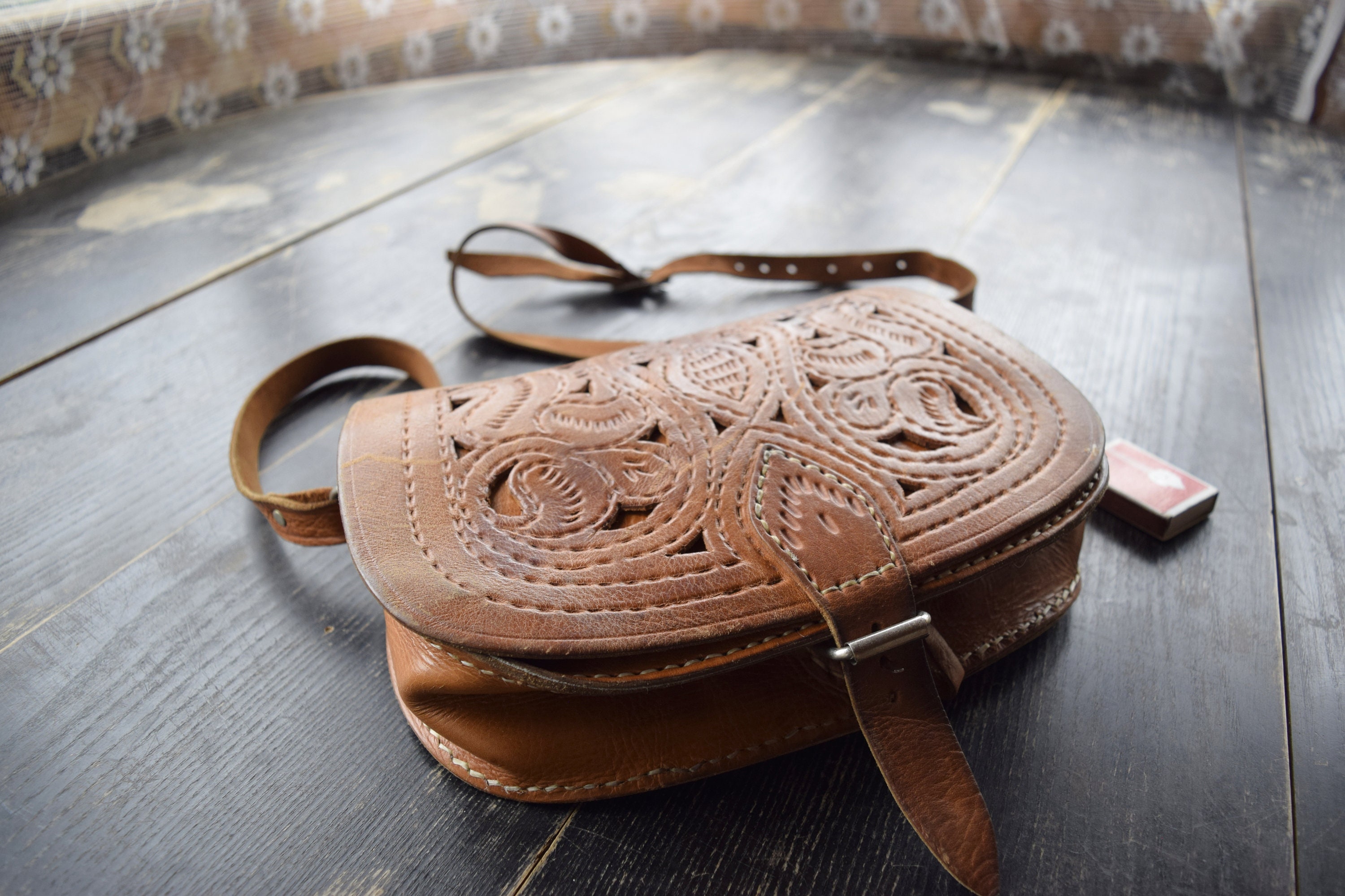 Bolso de mujer vintage hecho a mano naturalmente angustiado Bolso bandolera de cuero Boho hippie de los anos 60 Etsy Espana
