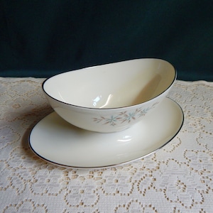 Lenox Wyndcrest Gravy Boat: Mid-Century China with Platinum Trim