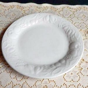 1995 Tabletops Unlimited Fruit De Blanc 7.75" Salad Plates