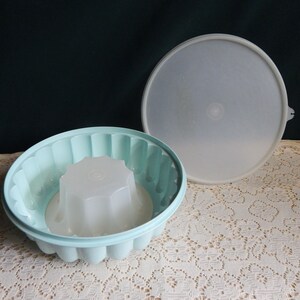 Tupperware Jel-N-Serve #1202 -  3 Pc Tupperware Jel-N-Serve Salad Ice Ring Mold with Insert & Lid Light Blue #1202-2 - Discontinued - USA