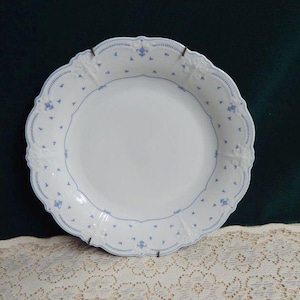 Tirschenreuth Fleur De Lis Dinner Plate: Bavaria Blue Baronesse Style (10.25&quot;)