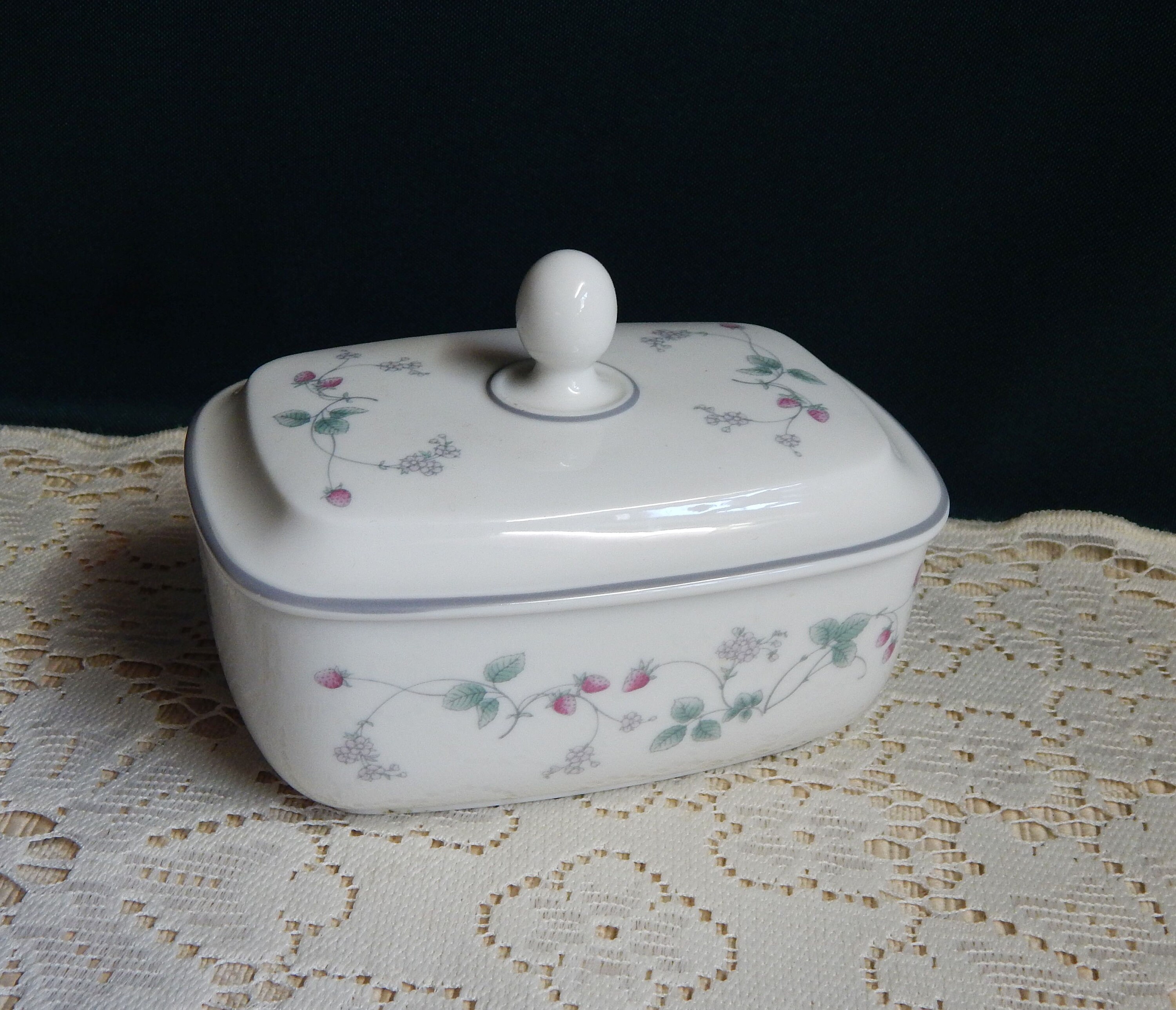 Strawberry-fayre Butter Dish 1/4# Royal Doulton Expressions