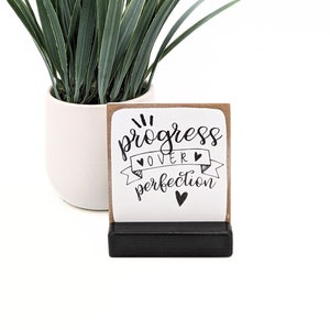 Progreso sobre la perfección, signo motivacional, mini letrero, decoración de oficina, decoración de escritorio, mini letrero, letrero de estante, accesorio de escritorio,