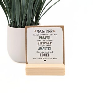 Eres más valiente, más fuerte, más inteligente, amado más de lo que jamás sabrás / Regalo personalizado para niños, motivacional, regalo de inspiración, placa de madera,