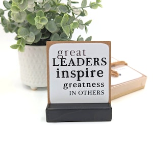 grote leiders inspireren grootsheid in andere | bedankcadeau | cadeau leider | cadeau baas | baaskaart | Fijne baasdag | minibordje