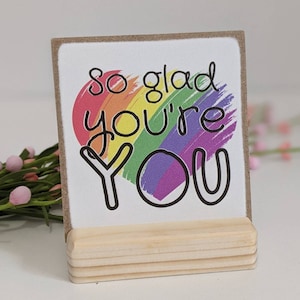 Tellement heureux d'être vous, mini enseigne, enseigne de bureau, fierté lgbt, mois de la fierté, arc-en-ciel, carte de la fierté