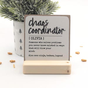 Nuevo estilo / Letras en relieve / Definición de coordinador del caos / Regalo para compañeros de trabajo / Regalo de oficina, Placa personalizada / Letrero de escritorio