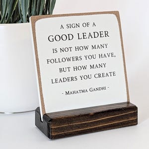 Een teken van een goede leider, Gandhi-citaat, citaat leiderschap, cadeau voor leider, kantoorcadeau, bureaubord