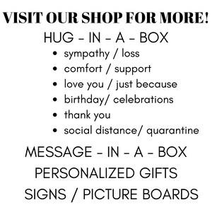 以下が含まれることがあります： 白い背景に「VISIT OUR SHOP FOR MORE!」というテキストが表示され、その後に「HUG - IN - A - BOX」と、製品に適した機会のリストが表示されます。同情/喪失、慰め/サポート、愛しています/単に、誕生日/お祝い、ありがとう、社会的距離/隔離。テキストは「MESSAGE - IN - A - BOX」と「PERSONALIZED GIFTS」で続き、「SIGNS / PICTURE BOARDS」で終わります。