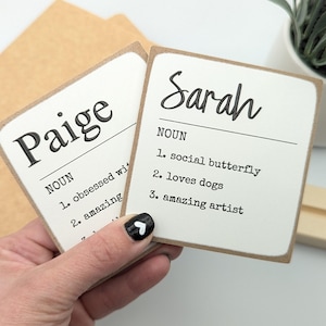NEU - Personalisierte Name Definition | Holzschild | Schreibtisch Schild | Urlaub Geschenkidee für Freund oder Kollegen |