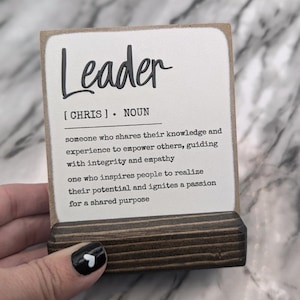  Leader Definition Zeichen personalisiert mit Name des Anführers | Neuer Stil | erhabener Schriftzug | Führer Geschenk |  personalisierte Plakette | Schreibtischschild