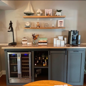 Vinoteca con puerta de granero, mueble bar rústico, mueble bar con puerta corredera, bodega de vinos de madera hecha a mano, muebles de granja, cubo de basura extraíble.