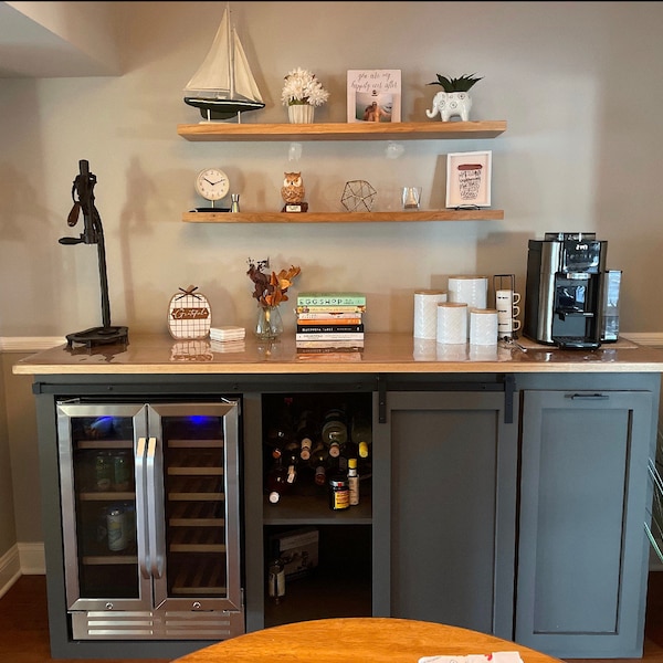 Vinoteca con puerta de granero, mueble bar rústico, mueble bar con puerta corredera, bodega de vinos de madera hecha a mano, muebles de granja, cubo de basura extraíble.