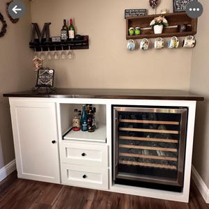 Cafetera con mueble bar personalizable estilo casa de campo con espacio para nevera
