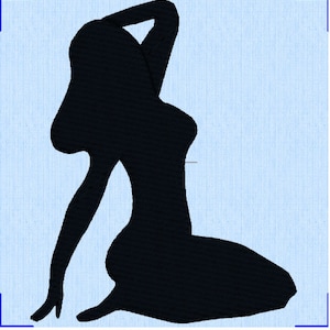 Może przedstawiać: Czarna sylwetka osoby w pozycji klęczącej z uniesioną ręką nad głową.