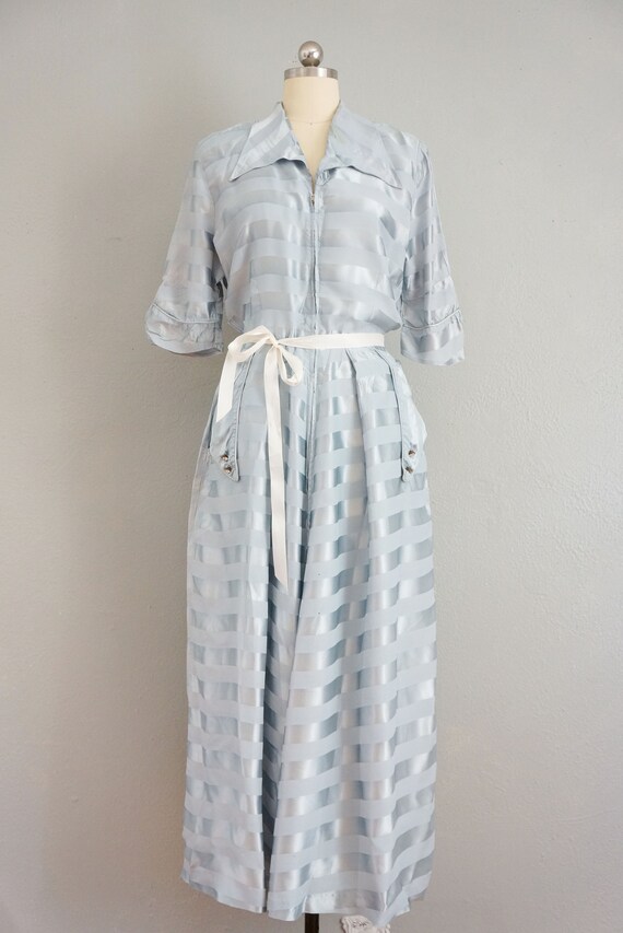 1950s Mode O'day blue rayon dressing gown | vinta… - image 2