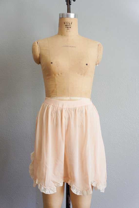 1920s Bisou silk step-in blush pink tap shorts | … - image 3