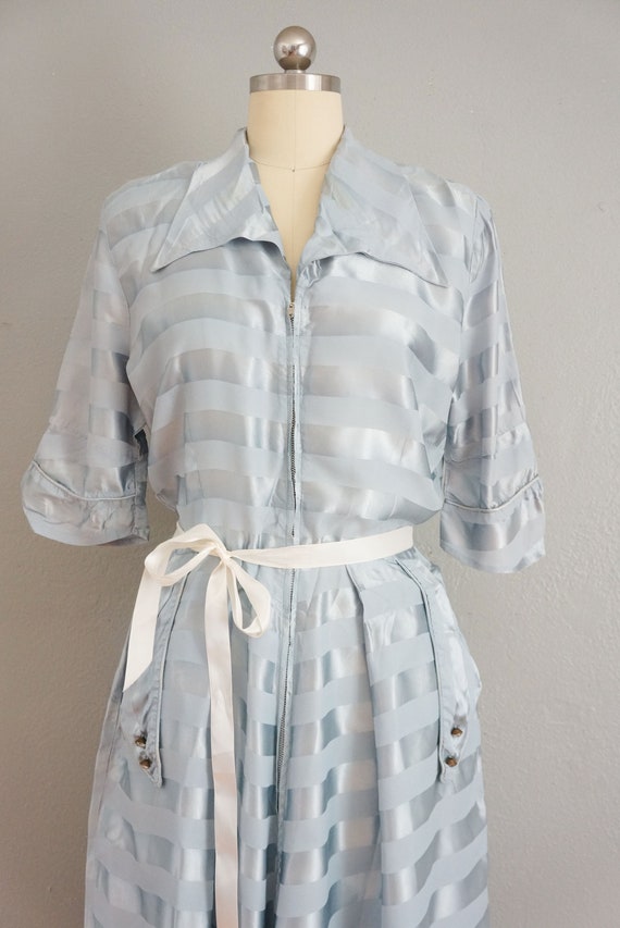 1950s Mode O'day blue rayon dressing gown | vinta… - image 3