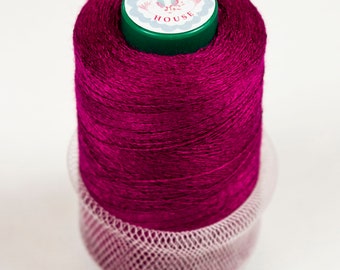 Hilo JThouse "Jazmín". 50% viscosa / 50% acrílico. Color fucsia 05283. Peso de un ovillo: 100 gramos.