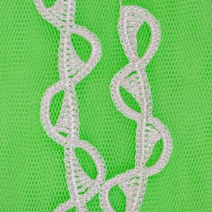 以下が含まれることがあります： 明るい緑色の背景に、繊細で複雑なデザインの白いレースのトリム