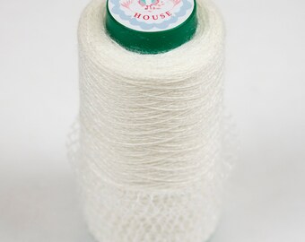 Hilo JThouse "Jazmín". 50% viscosa / 50% acrílico. Color blanco 01101. Peso de un ovillo: 100 gramos.